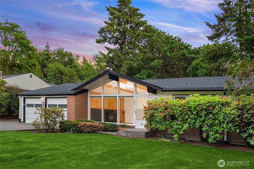 Photo of 827 Marine View Circle SW, Normandy Park, WA 98166 (MLS # 2537202)