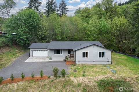 Photo of 415 Mckee Road, Castle Rock, WA 98611 (MLS # 2515110)