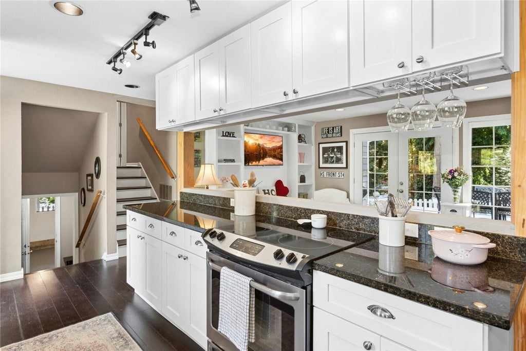 Photo of 860 Valley View Place SW, Issaquah, WA 98027 (MLS # 2594998)