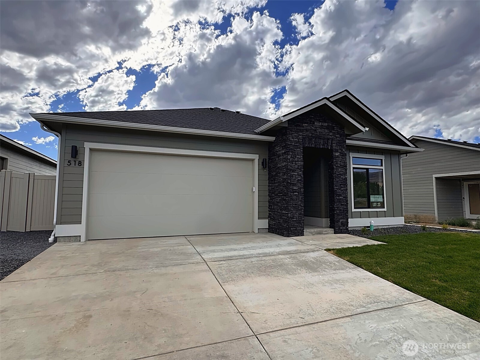518 S Oasis Loop