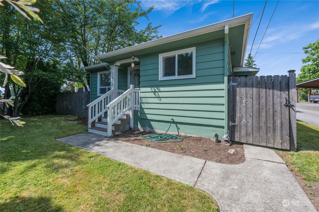 Photo of 1412 2nd Street, Snohomish, WA 98290 (MLS # 2132621)