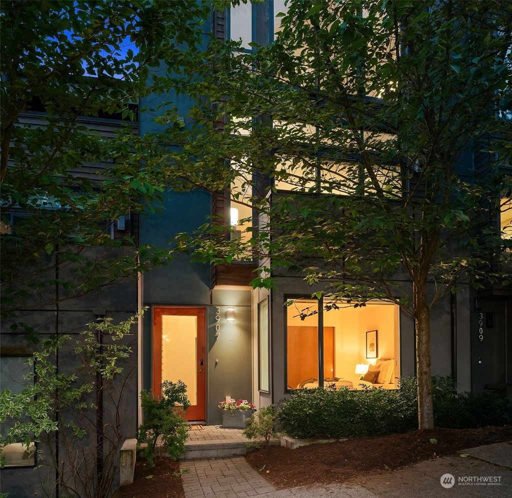 Photo of 3907 Greenwood Avenue N, Seattle, WA 98103 (MLS # 2238779)