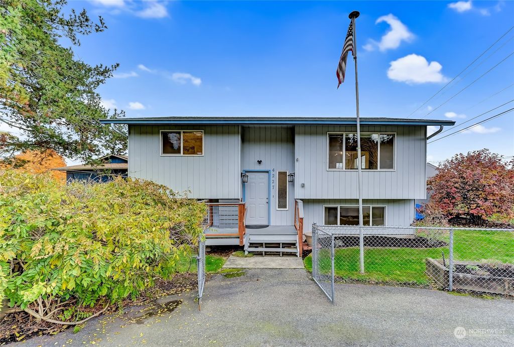 Photo of 4227 Grand Avenue, Everett, WA 98203 (MLS # 2179182)