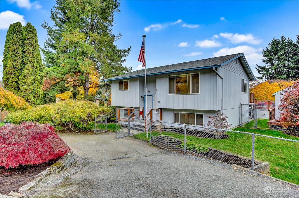 Photo of 4227 Grand Avenue, Everett, WA 98203 (MLS # 2179182)