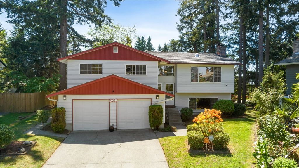 Photo of 1029 Newport Court NE, Renton, WA 98056 (MLS # 2238953)