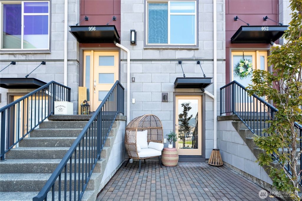 Photo of 956 6th WALK Walk NE, Issaquah, WA 98029 (MLS # 2431622)