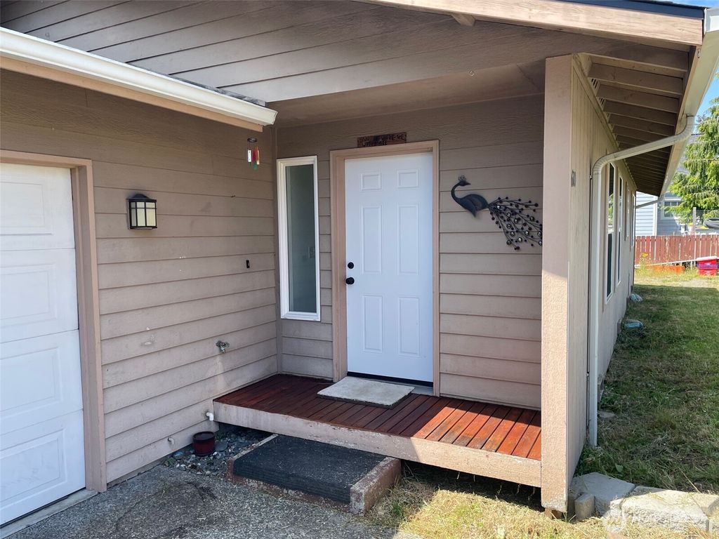 Photo of 610 Rose Way, Everett, WA 98203 (MLS # 2345767)