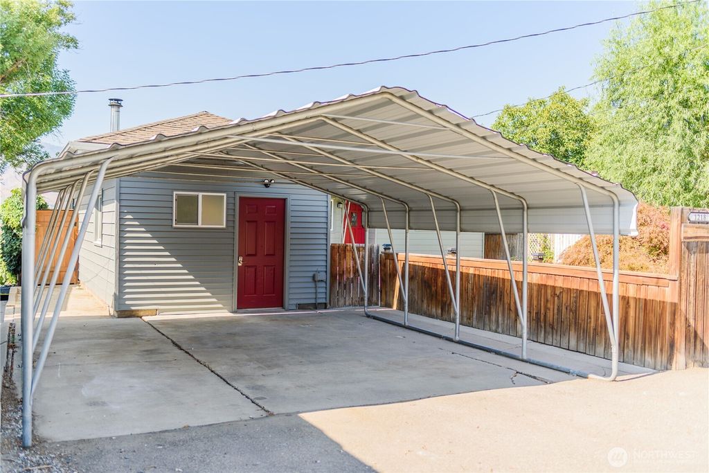 Photo of 1218 N Ashland Ave, East Wenatchee, WA 98802 (MLS # 2488536)