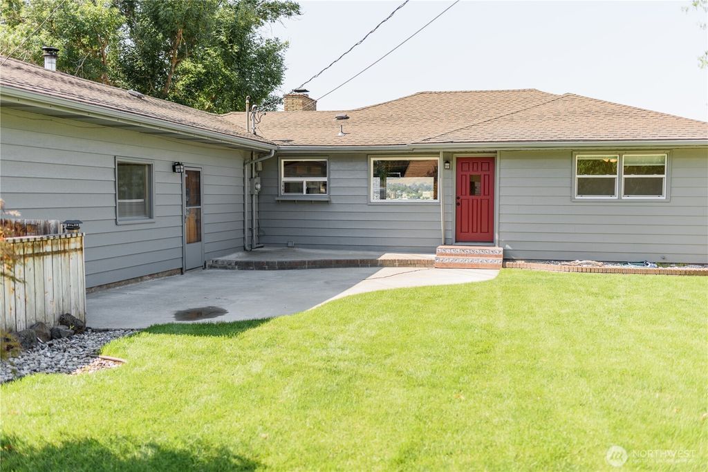 Photo of 1218 N Ashland Ave, East Wenatchee, WA 98802 (MLS # 2488536)