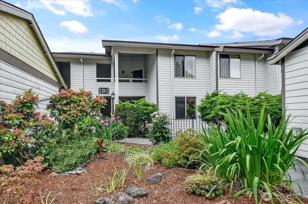 Photo of 23501 Lakeview Drive #D204, Mountlake Terrace, WA 98043 (MLS # 2397296)