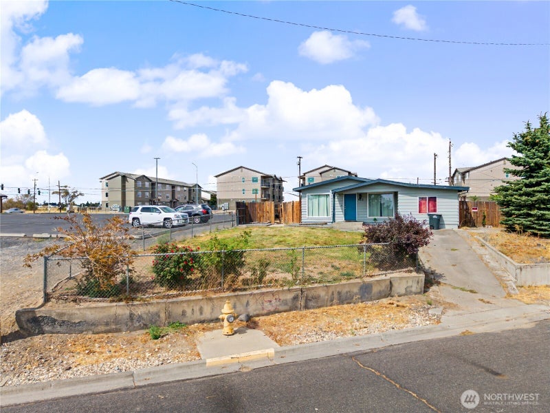 912 W Loop Drive NE