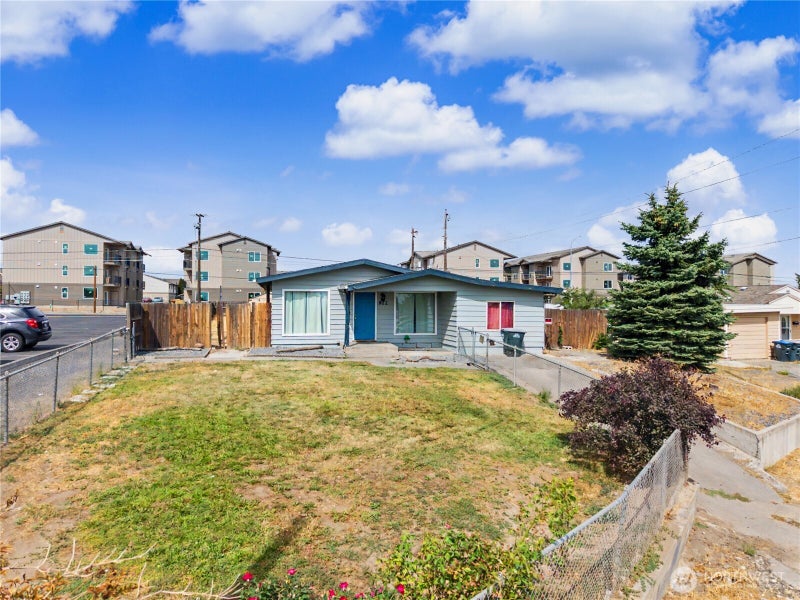 912 W Loop Drive NE