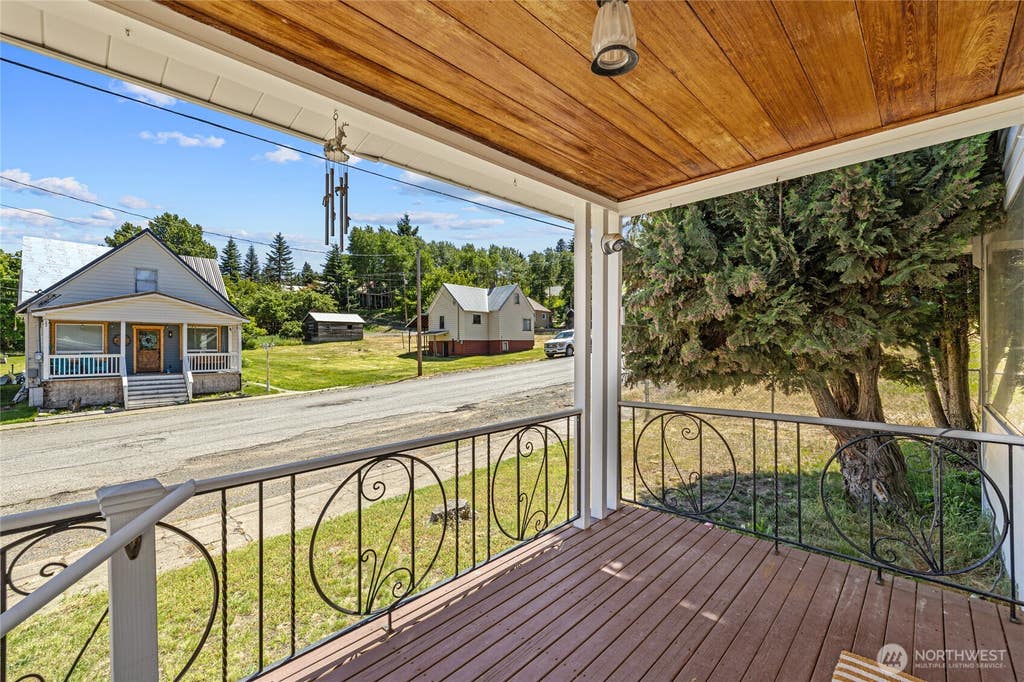Photo of 107 W Montana Avenue, Roslyn, WA 98941 (MLS # 2540066)