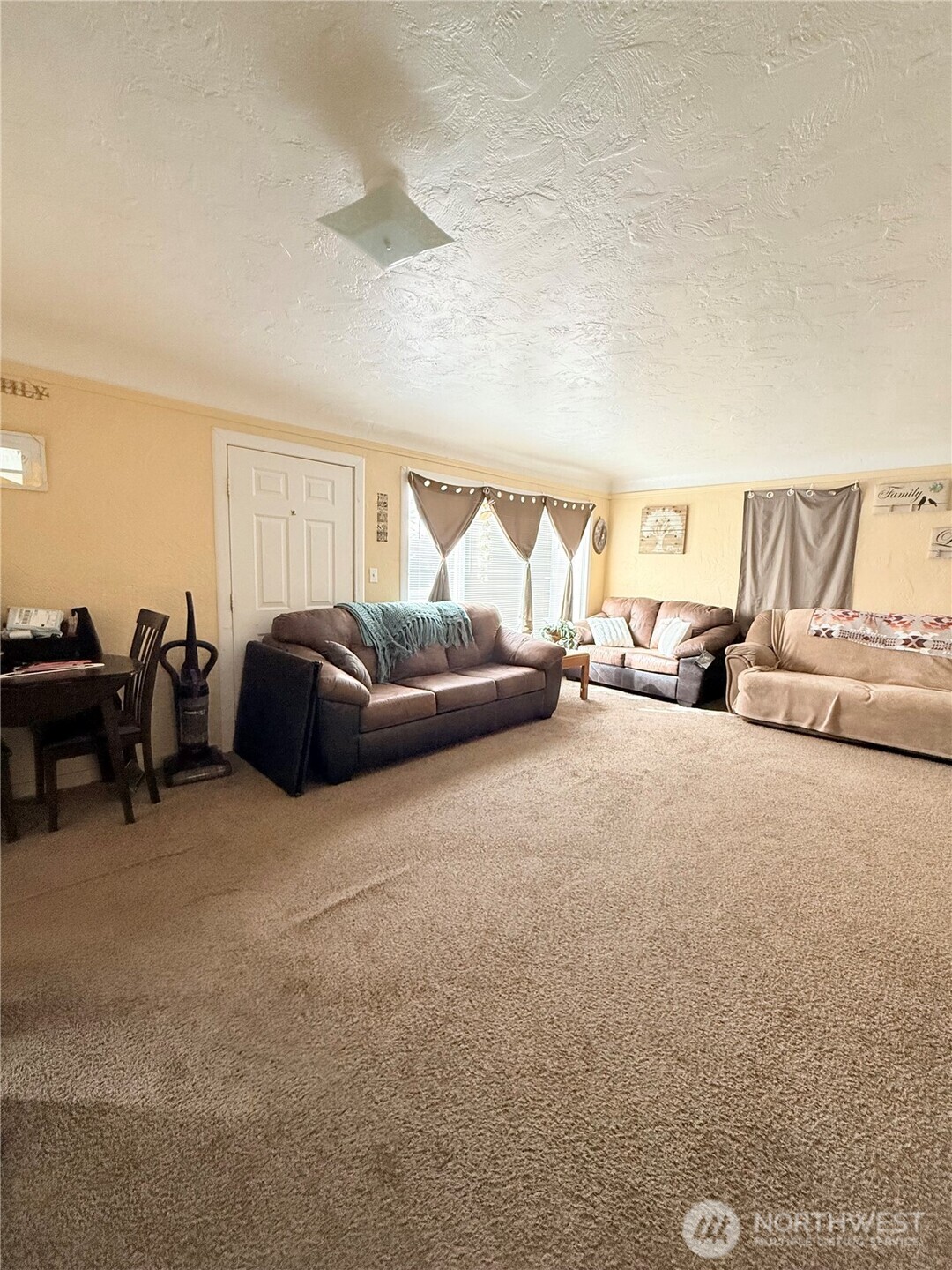 216 Cherry Avenue W