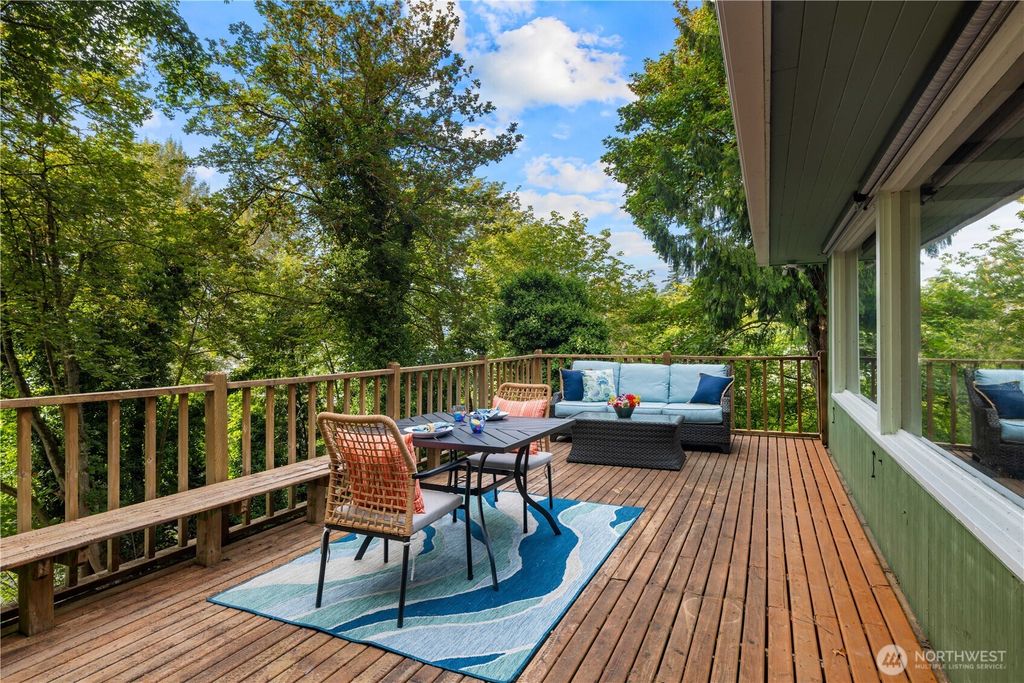 Photo of 2008 E Lake Sammamish Parkway NE, Sammamish, WA 98074 (MLS # 2439642)