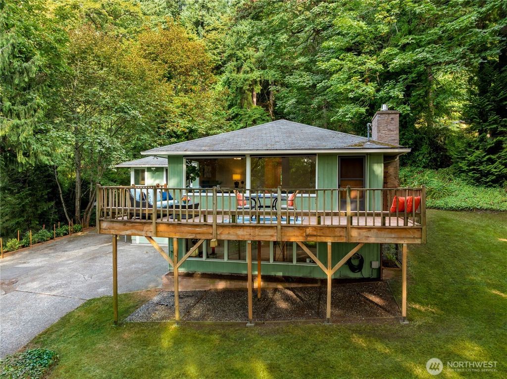 Photo of 2008 E Lake Sammamish Parkway NE, Sammamish, WA 98074 (MLS # 2439642)
