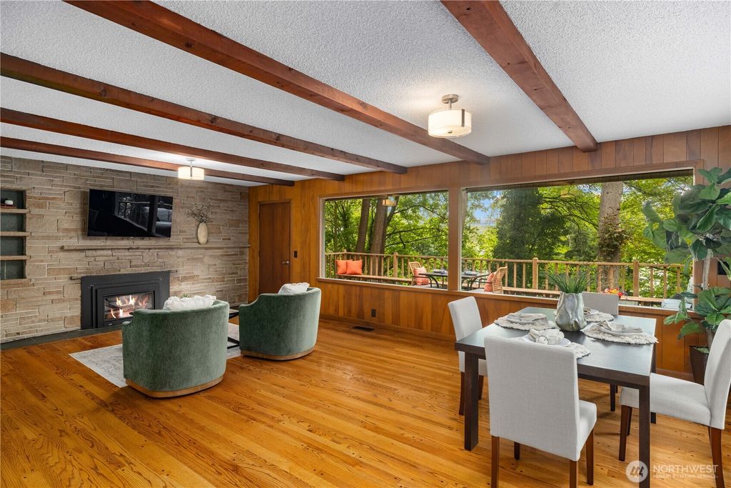 Photo of 2008 E Lake Sammamish Parkway NE, Sammamish, WA 98074 (MLS # 2439642)