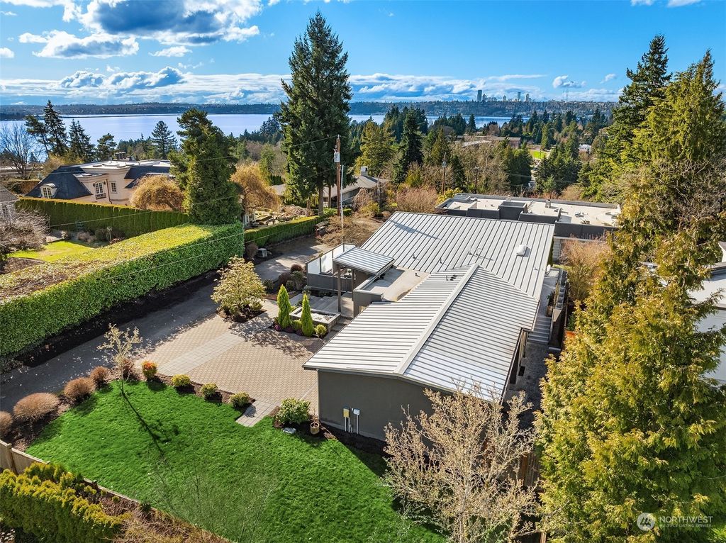 Photo of 806 84th Avenue NE, Medina, WA 98039 (MLS # 2201010)