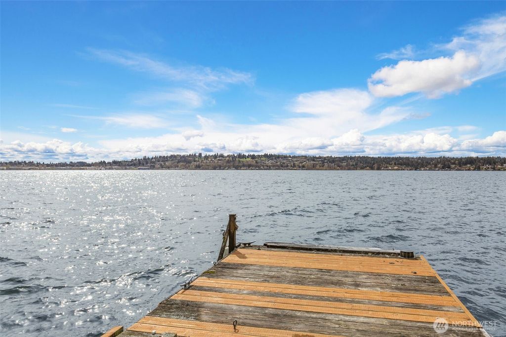 Photo of 11625 Holmes Point Drive NE, Kirkland, WA 98034 (MLS # 2355106)