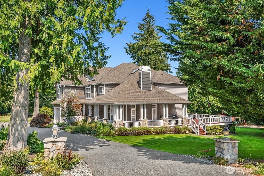 Photo of 10 216th Avenue NE, Sammamish, WA 98074 (MLS # 2342106)