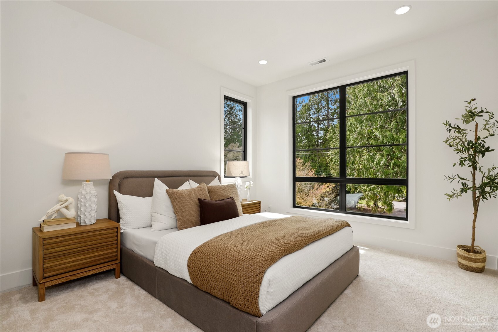 Kirkland, Washington, 98033, United States, 5 Bedrooms Bedrooms, ,5 BathroomsBathrooms,Residential,Active,2032937