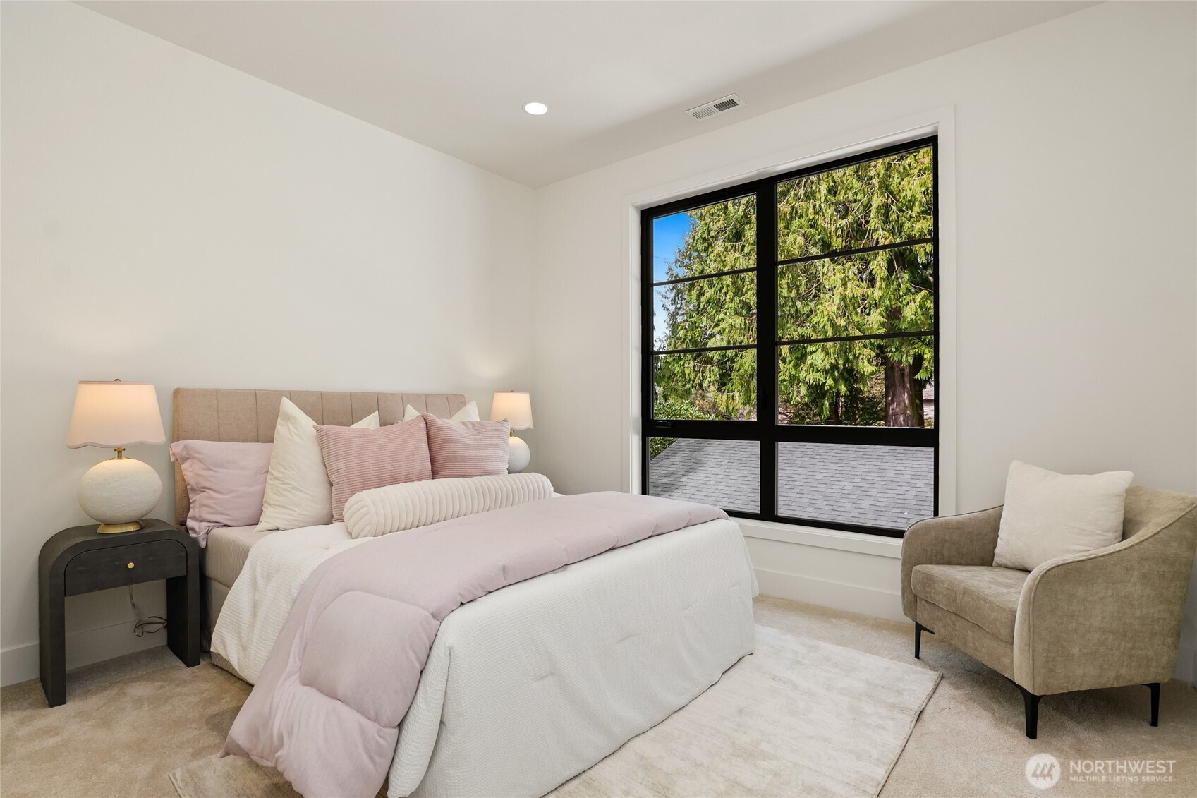 Kirkland, Washington, 98033, United States, 5 Bedrooms Bedrooms, ,5 BathroomsBathrooms,Residential,Active,2032937