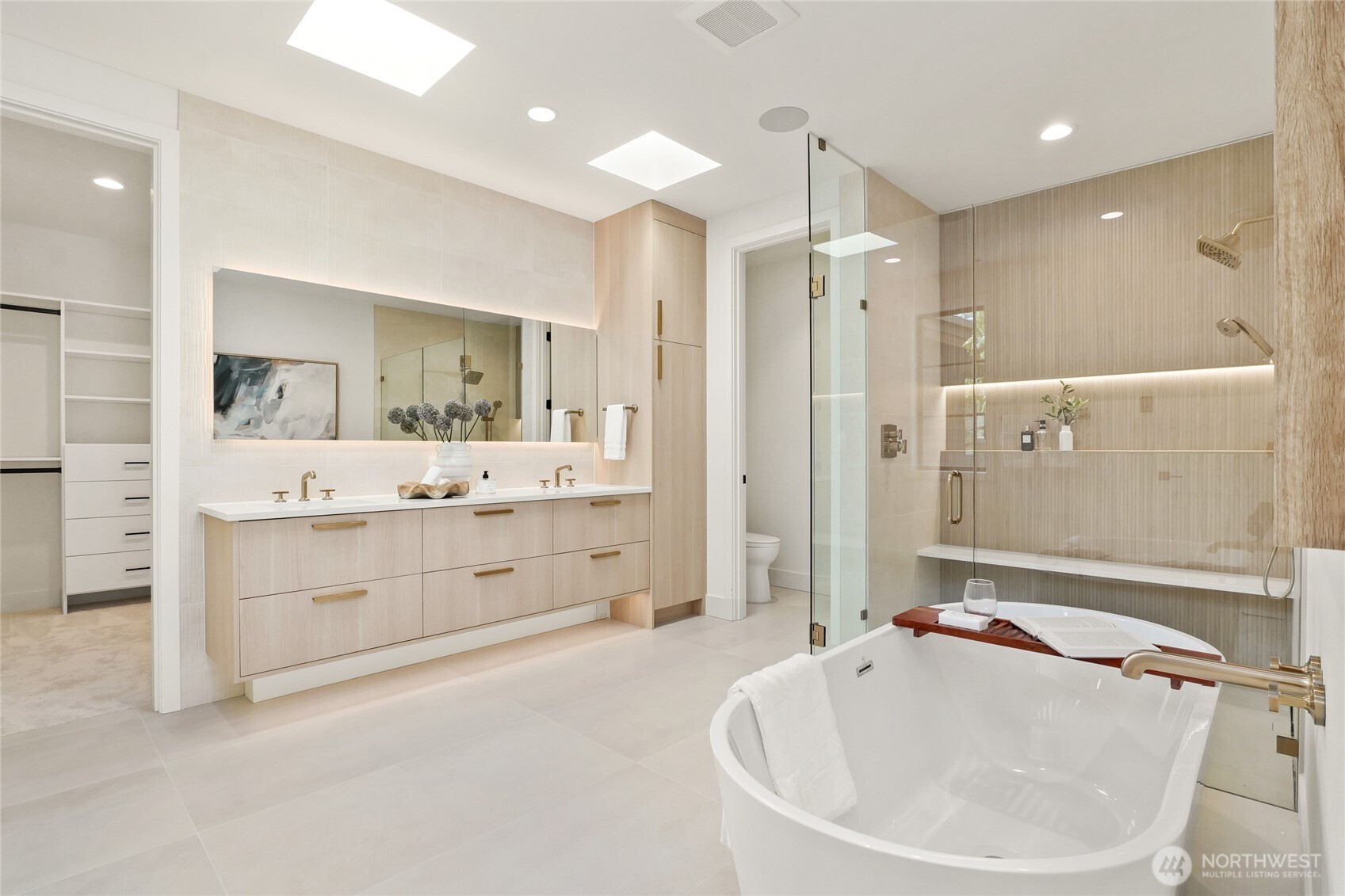 Kirkland, Washington, 98033, United States, 5 Bedrooms Bedrooms, ,5 BathroomsBathrooms,Residential,Active,2032937