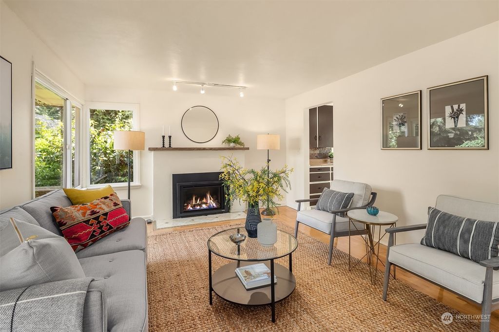 Photo of 11253 35th Avenue SW, Seattle, WA 98146 (MLS # 2076189)