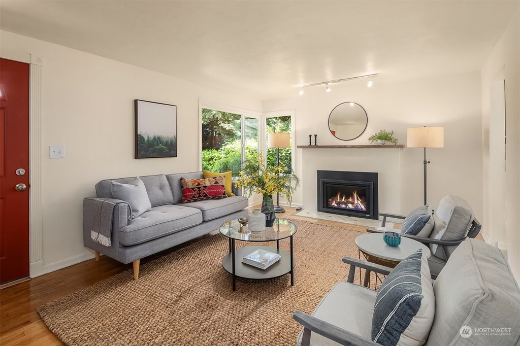 Photo of 11253 35th Avenue SW, Seattle, WA 98146 (MLS # 2076189)