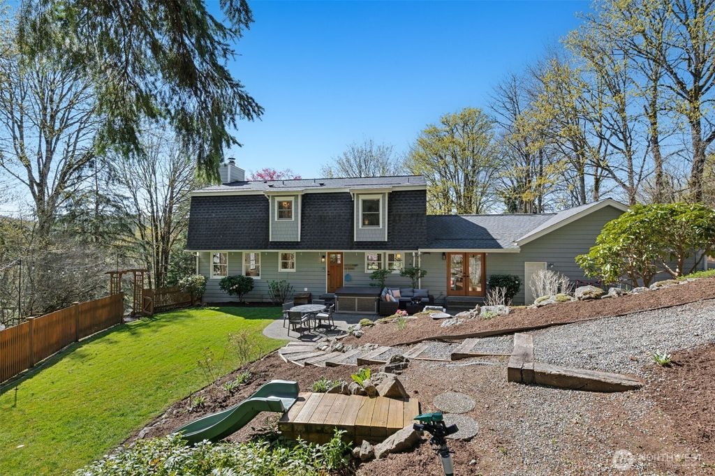 Photo of 7238 Lakemont Boulevard SE, Bellevue, WA 98006 (MLS # 2504553)