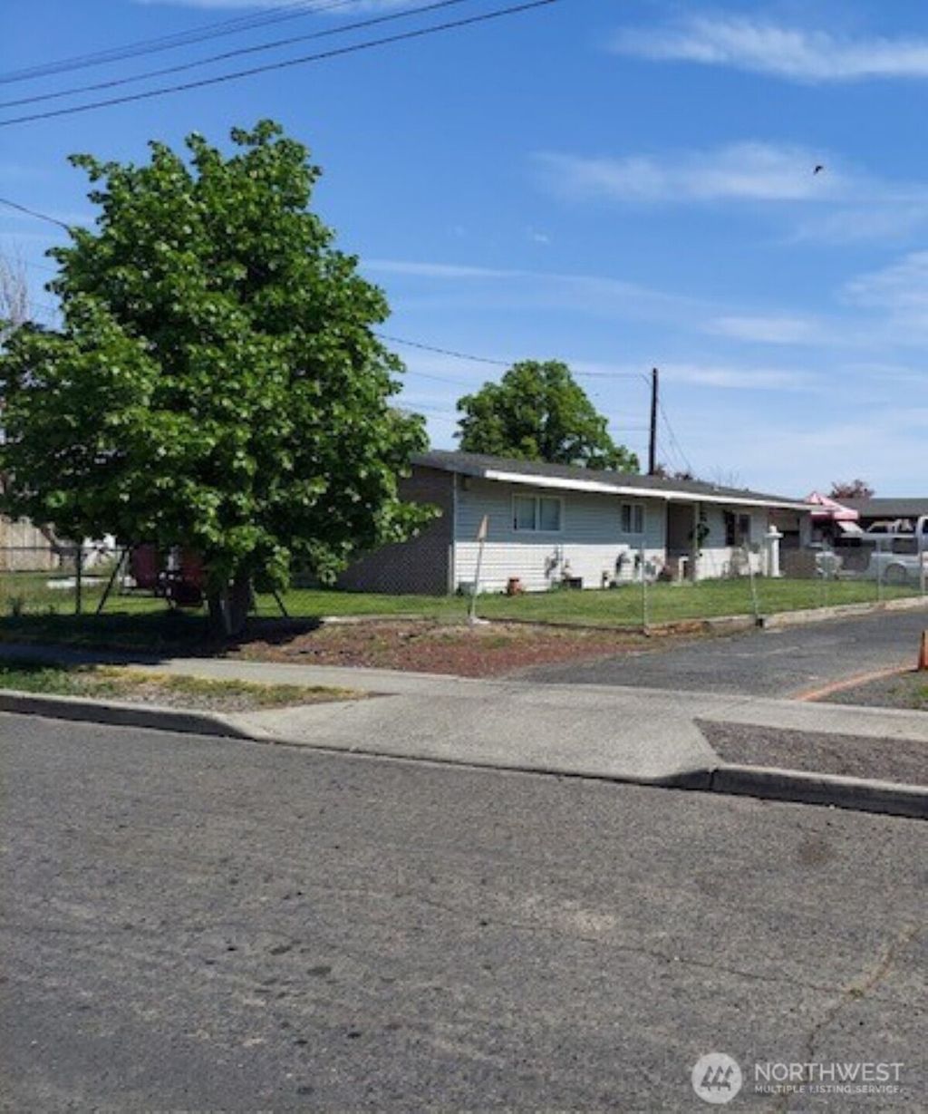 Photo of 204 March Street ST, Moses Lake, WA 98837 (MLS # 2517790)