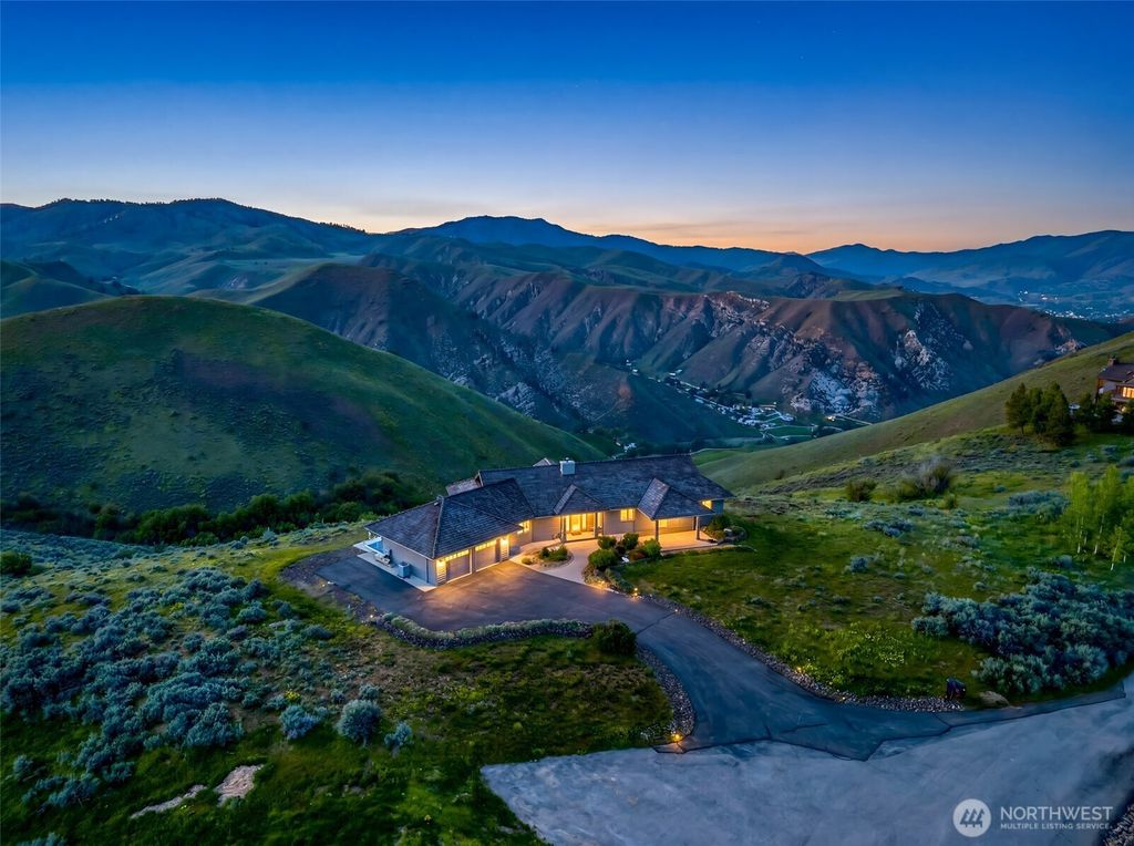 Photo of 500 Connery Road, Wenatchee, WA 98801 (MLS # 2521767)