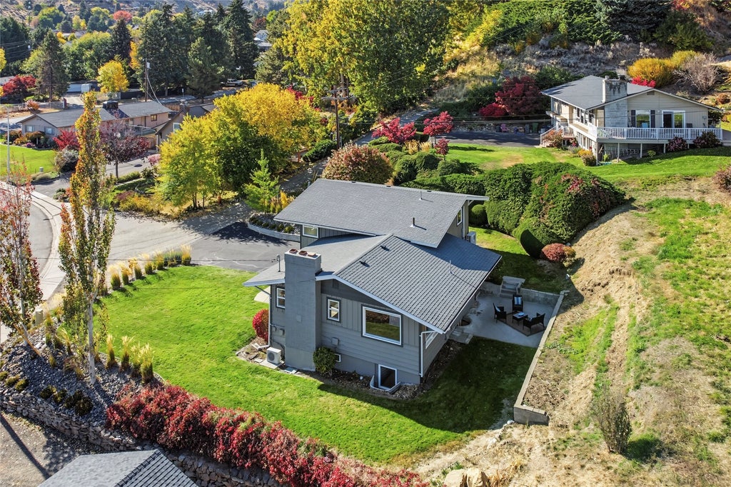 Photo of 2322 5th Street, Wenatchee, WA 98801 (MLS # 2595881)