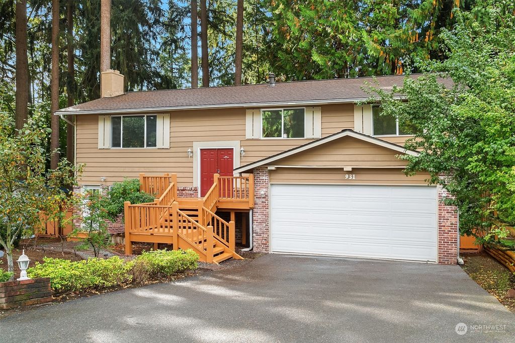 Photo of 931 210th Avenue NE, Sammamish, WA 98074 (MLS # 2171238)