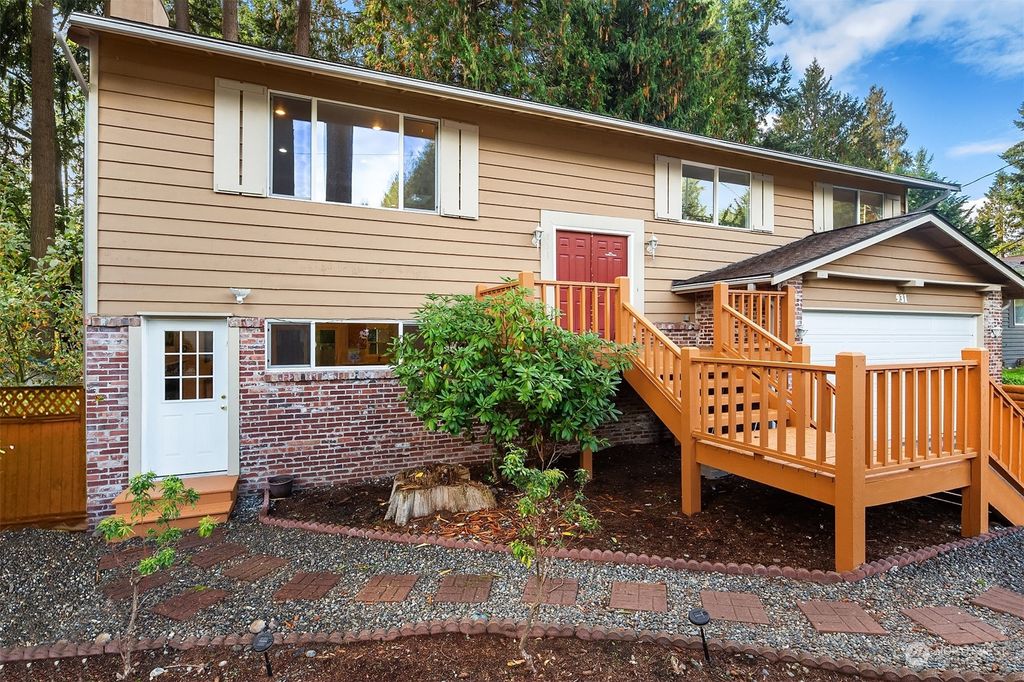 Photo of 931 210th Avenue NE, Sammamish, WA 98074 (MLS # 2171238)