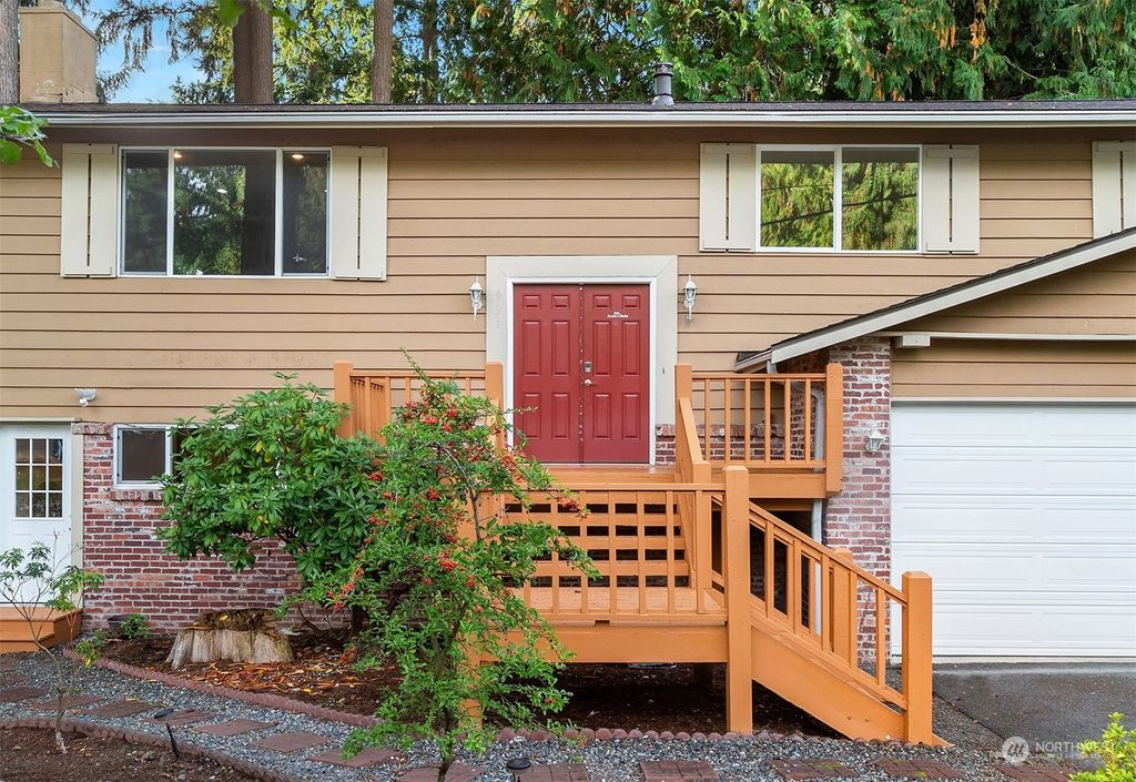 Photo of 931 210th Avenue NE, Sammamish, WA 98074 (MLS # 2171238)