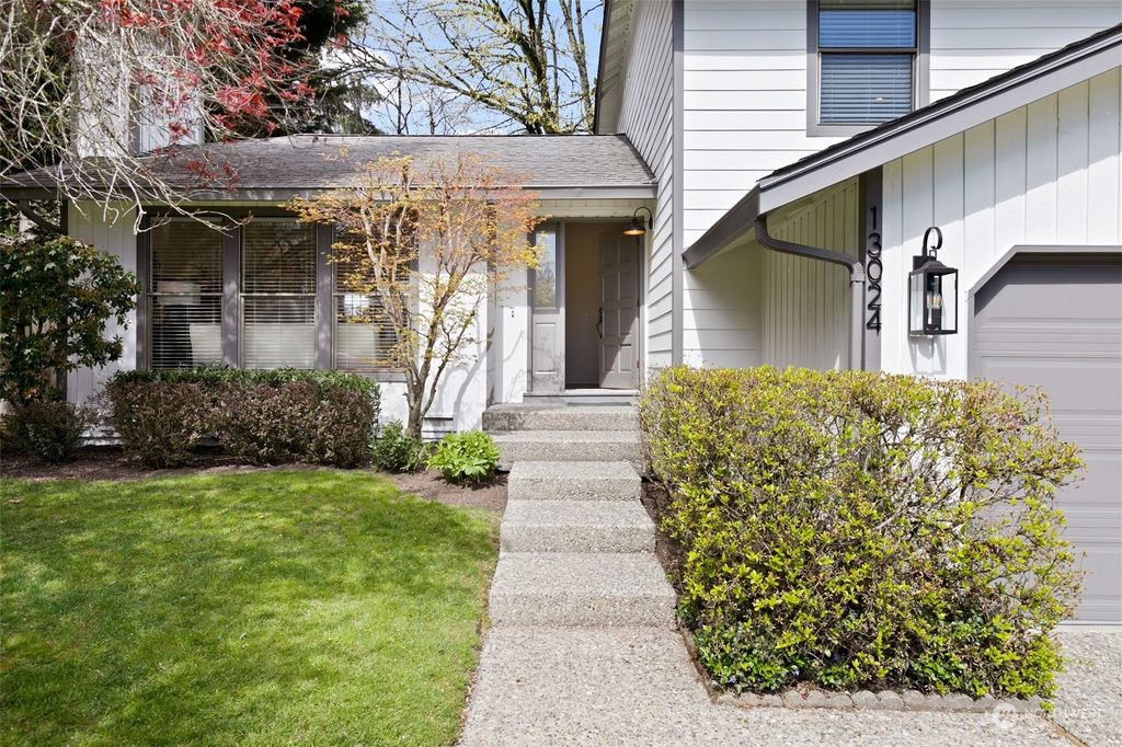 Photo of 13024 NE 111th Place, Kirkland, WA 98033 (MLS # 2218310)