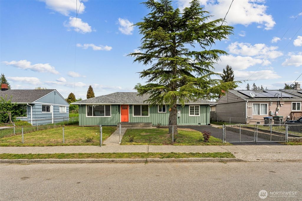 Photo of 928 Dibb Street, Bremerton, WA 98310 (MLS # 2516518)