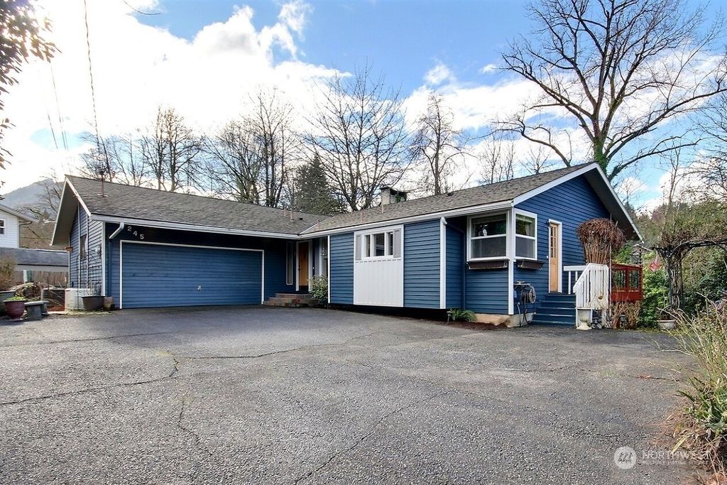 Photo of 245 NW Birch Place, Issaquah, WA 98027 (MLS # 2195878)