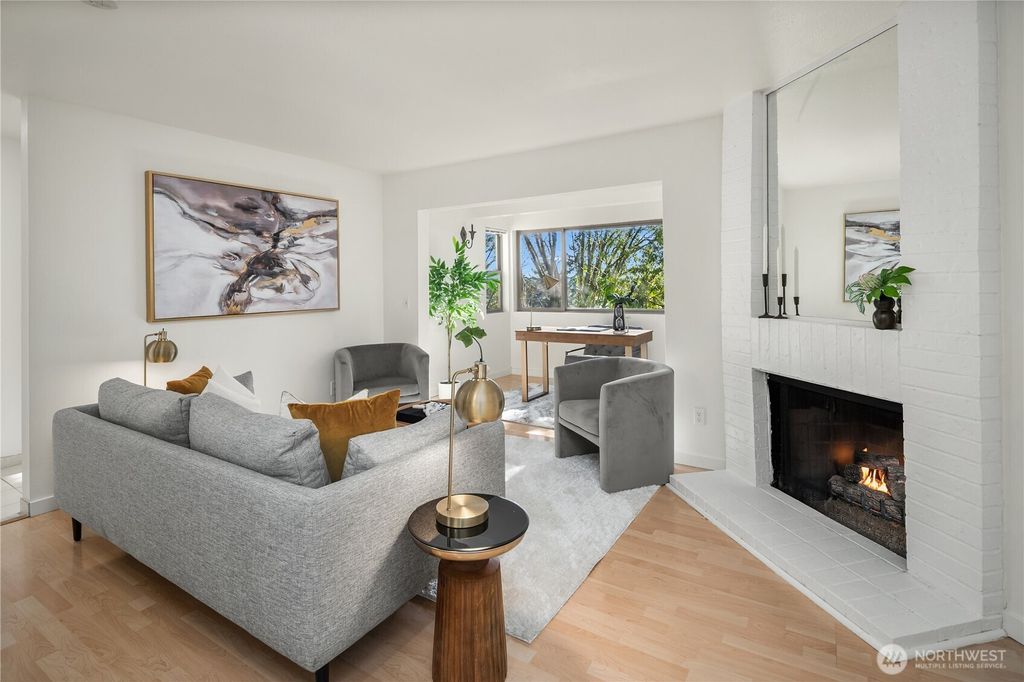 Photo of 12517 NE 23rd Place #B4, Bellevue, WA 98005 (MLS # 2476852)