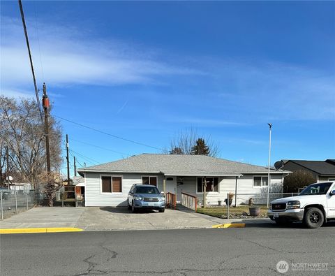 Photo of 222 3rd Avenue SE, Quincy, WA 98848 (MLS # 2489213)