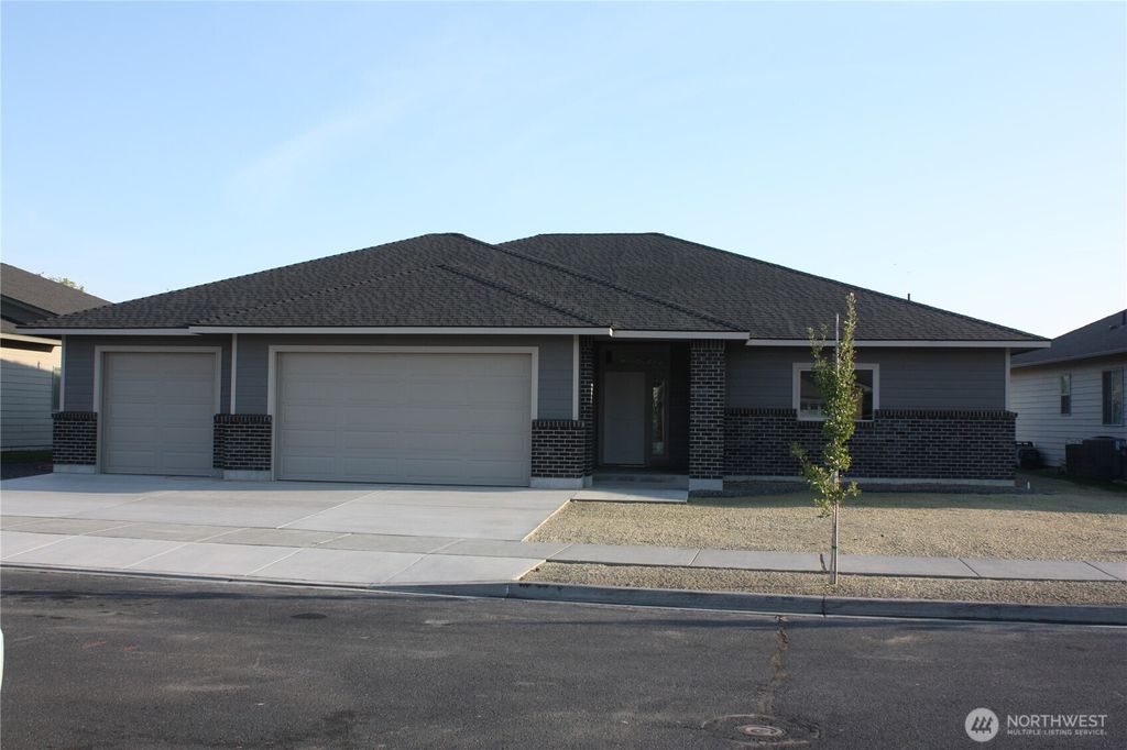 Photo of 3493 Blue Heron Lane, Moses Lake, WA 98837 (MLS # 2489245)