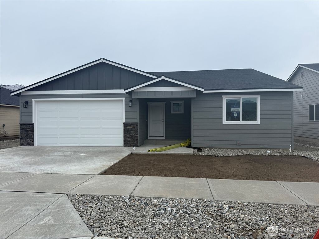 Photo of 104 Salmon Drive, Wenatchee, WA 98801 (MLS # 2483693)
