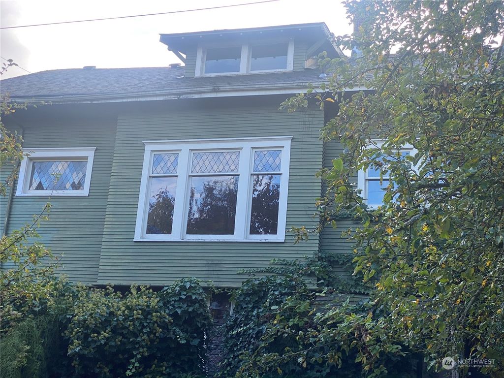 Photo of 2727 Warren Avenue N, Seattle, WA 98109 (MLS # 2304375)