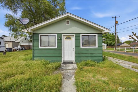 Photo of 104 E 5th AVE St, Warden, WA 98857 (MLS # 2516489)