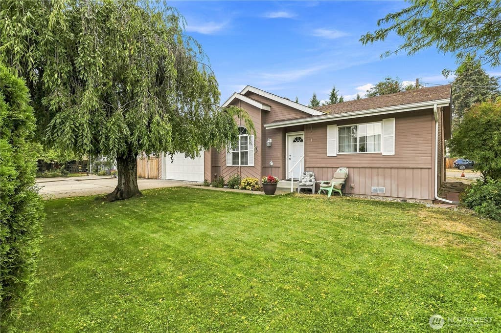Photo of 12 S Charles Street, Wenatchee, WA 98801 (MLS # 2571059)