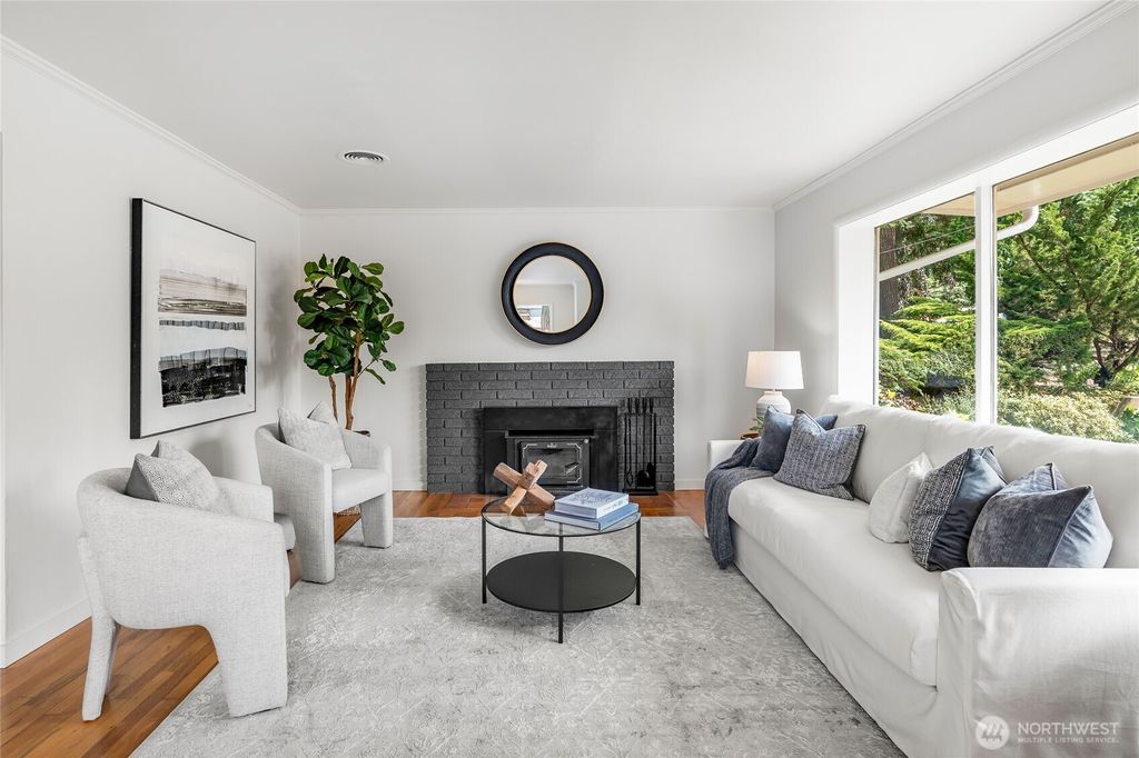 Photo of 12515 2nd Avenue NE, Seattle, WA 98125 (MLS # 2395515)
