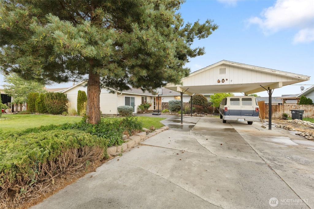 Photo of 603 N Crestview Drive, Moses Lake, WA 98837 (MLS # 2500140)