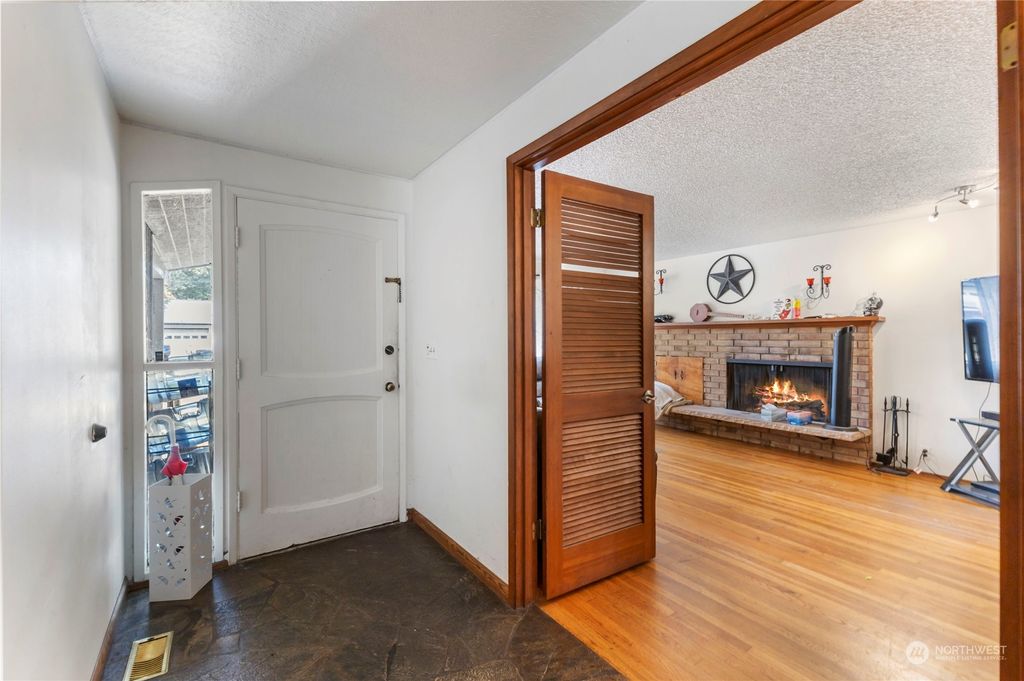 Photo of 15433 SE 275th Street, Kent, WA 98042 (MLS # 2278811)