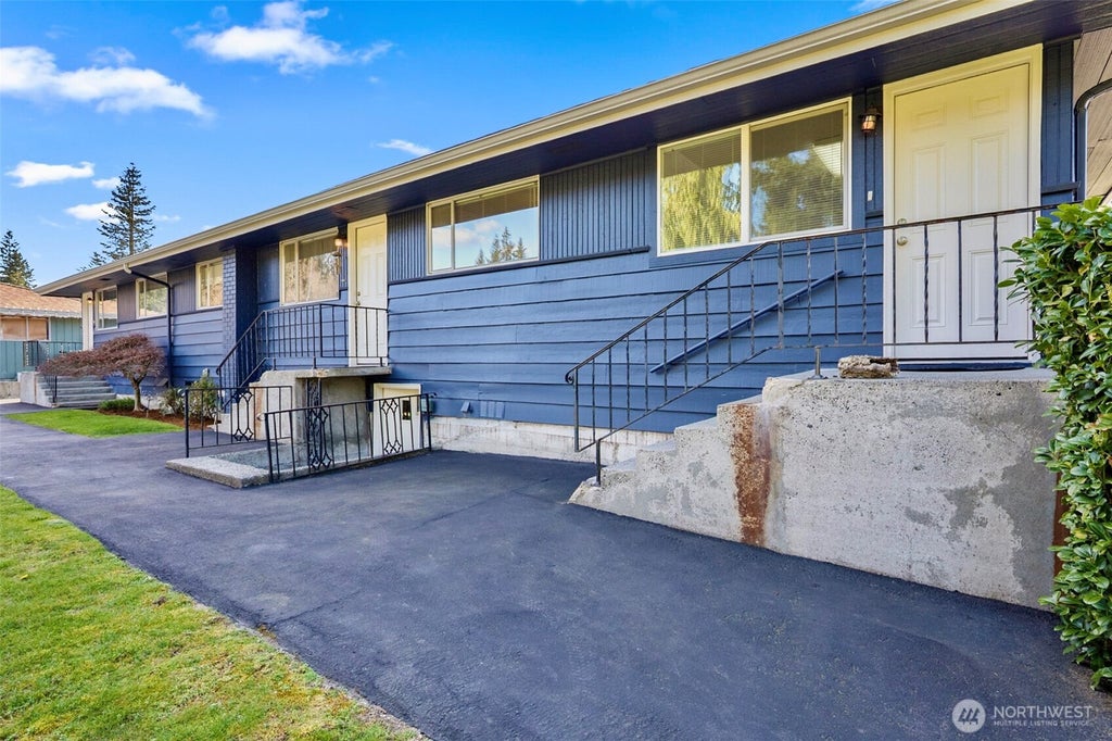 Photo of 5615 Beverly Ln LN, Everett, WA 98203 (MLS # 2580199)